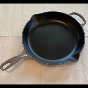 LE CREUSET SIGNATURE 11 3/4 INCH SIGNATURE SKILLET